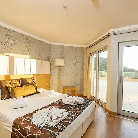 Maira Deluxe Hotel 4*